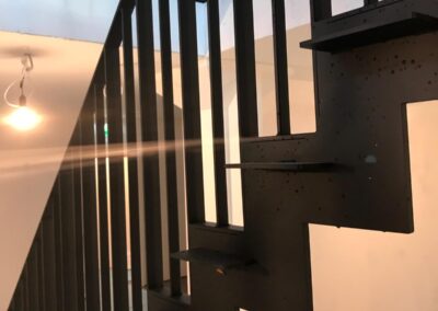 zwarte stalen trap op maat gemaakt