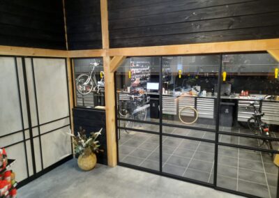 zwarte wand met glas binnen