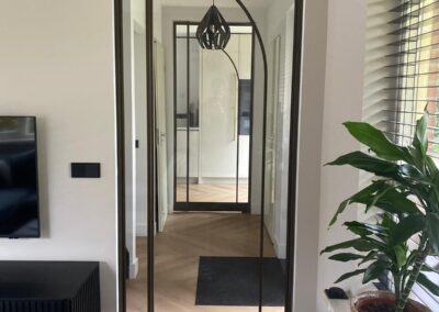 zwarte deur van staal en glas