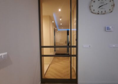 trendy deur van staal en glas
