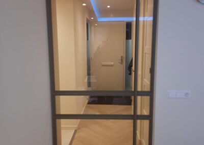 moderne deur van staal en glas